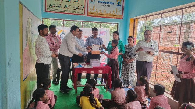 विजेता छात्रा के सम्मानित करत अतिथि।
