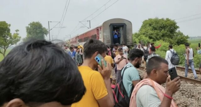बक्सर में दुर्घटना ग्रस्त भइल ट्रेन