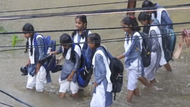 जलभराव के बीच तुर्कमानपुर में इस्थित सरस्वती शिशु मंदिर में पढ़े जात छात्रा लो।