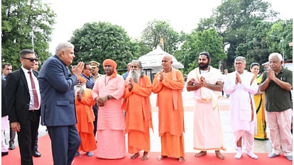 उपराष्ट्रपति जगदीप धनखड़ मंदिर में गणमान्यजन से मुलाकात कइलें- फोटो : अमर उजाला