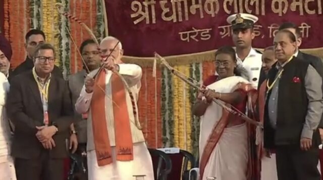 रावण के तीर मारत पीएम मोदी आ राष्ट्रपति द्रौपदी मुर्मु।