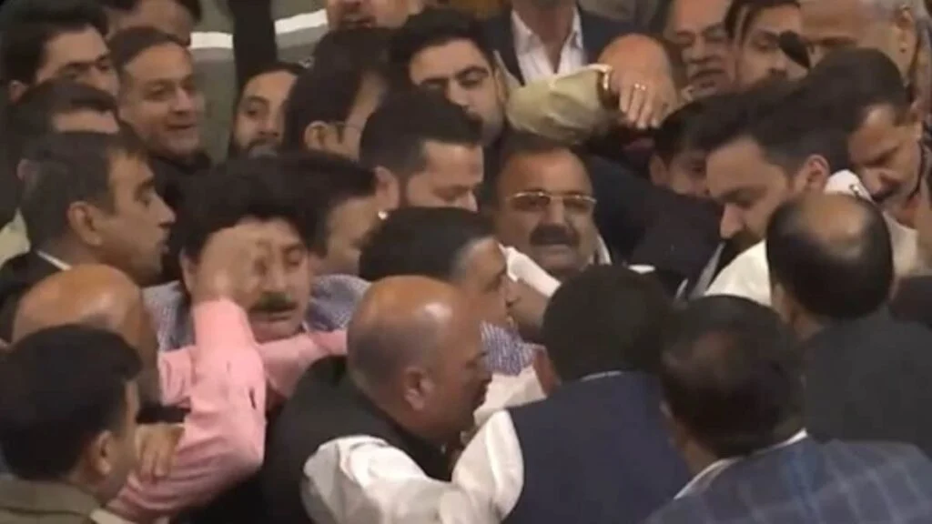 जम्मू कश्मीर विधानसभा में हाथापाई