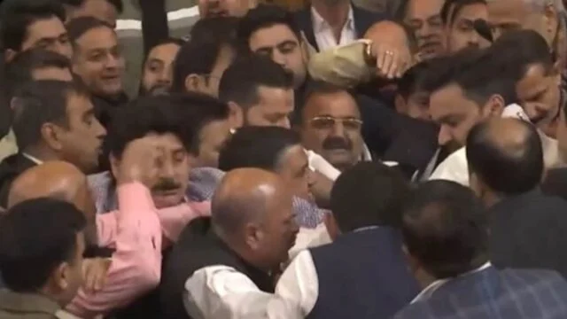 जम्मू कश्मीर विधानसभा में हाथापाई