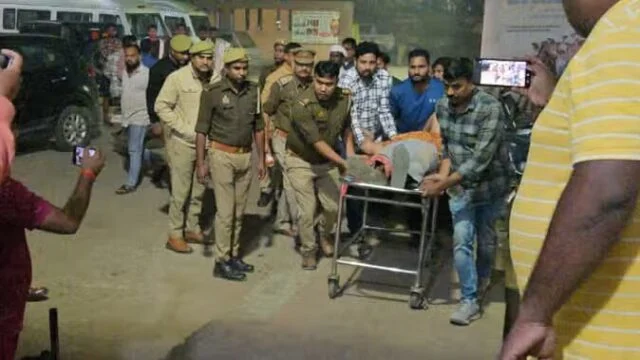 घायल बदमाश के उपचार खातिर ले जात पुलिस - फोटो : स्त्रोत-पुलिस