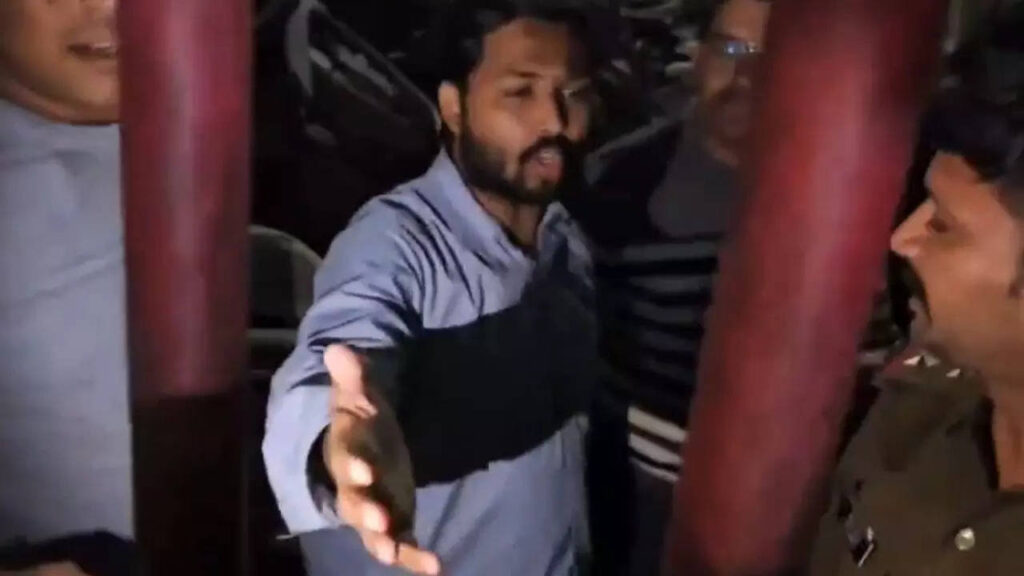 पुलिस हिरासत में खान सर।