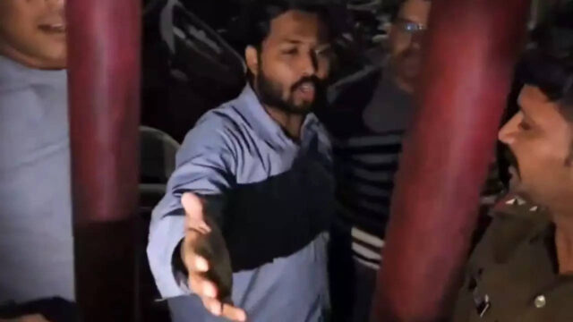 पुलिस हिरासत में खान सर।