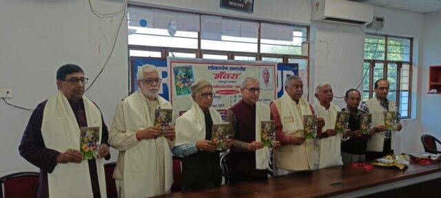 भोजपुरी उपन्यास भँवरा के लोकार्पण करत गणमान्य साहित्यकार।