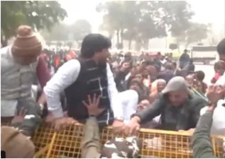 केजरीवाल के घर के बाहर बीजेपी के हल्ला बोल