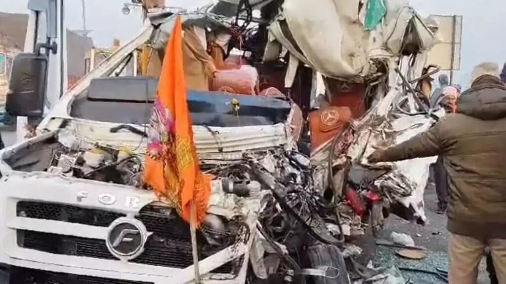 पूर्वांचल एक्सप्रेस वे पर खड़ा बस में जा घुसल श्रद्धालुअन से भरल टैम्पो ट्रेवलर, चार के मवका पs मौत