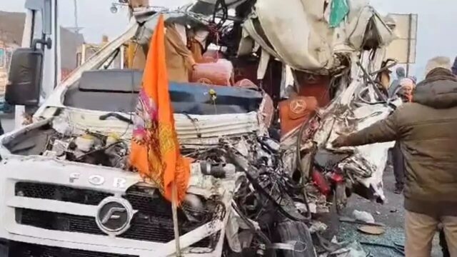 पूर्वांचल एक्सप्रेस वे पर खड़ा बस में जा घुसल श्रद्धालुअन से भरल टैम्पो ट्रेवलर, चार के मवका पs मौत