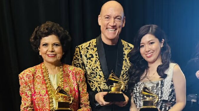 Grammy Awards: वाउटर केलरमैन आ इरु मात्सुमोतो के संगे चंद्रिका टंडन - फोटो : एक्स: @wouterkellerman