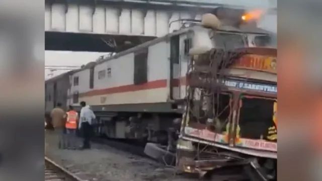 Amravati Express Accident: जलगांव में होली के सबेरे रेल हादसा, ट्रक से टक्कर के बाद अमरावती एक्सप्रेस के इंजन में लागल आग