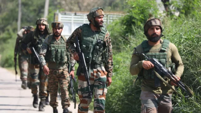 Jammu Kashmir: कठुआ में सुरक्षाबलन आ आतंकवादियन के बीच मुठभेड़ जारी, एगो जवान घायल