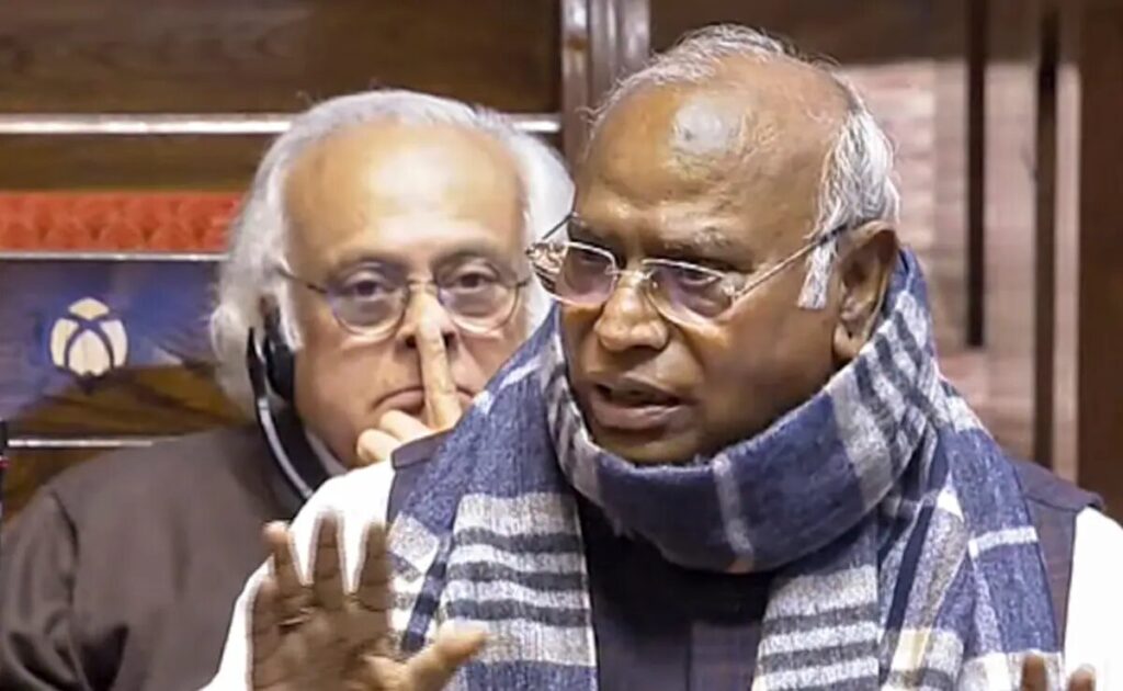 Rajya Sabha Uproar: खरगे के एक शब्द पs संसद में तनातनी; राज्यसभा में जमके हंगामा, भाजपा कइलस माफी के मांग