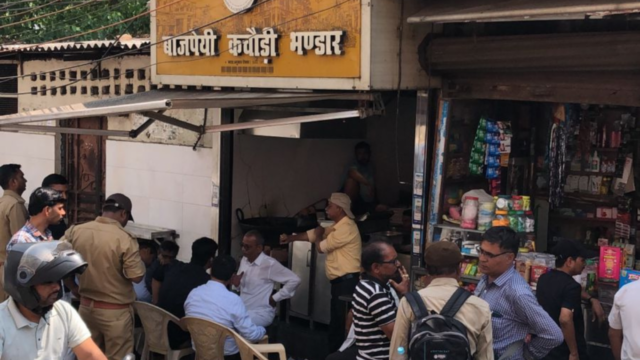 बाजपेयी कचौड़ी के दुकान पs GST के रेड