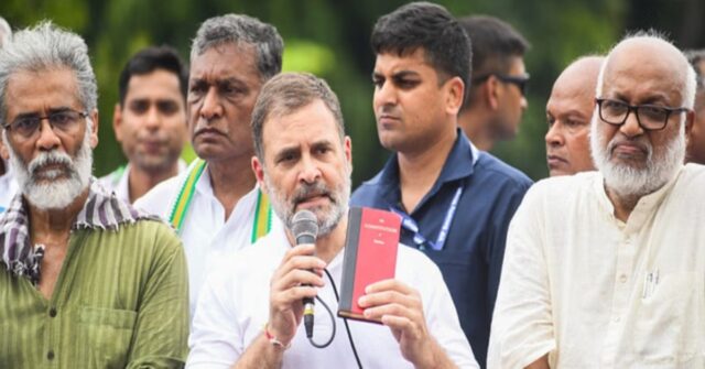 पटना में संविधान दिखाके प्रदर्शन करत राहुल गांधी।