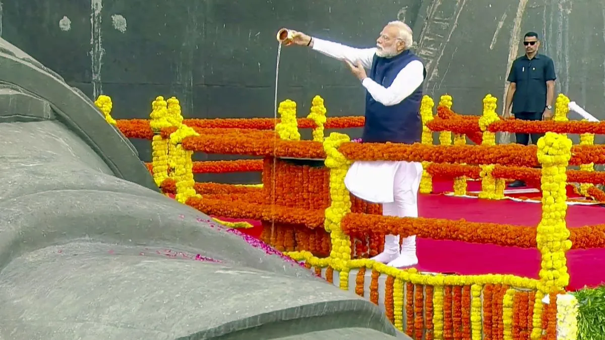PM Narendra Modi paying tribute at Statue of Unity on Sardar Vallabhbhai Patel’s 150th birth anniversary during Ekta Diwas 2025 grand parade in Gujarat.