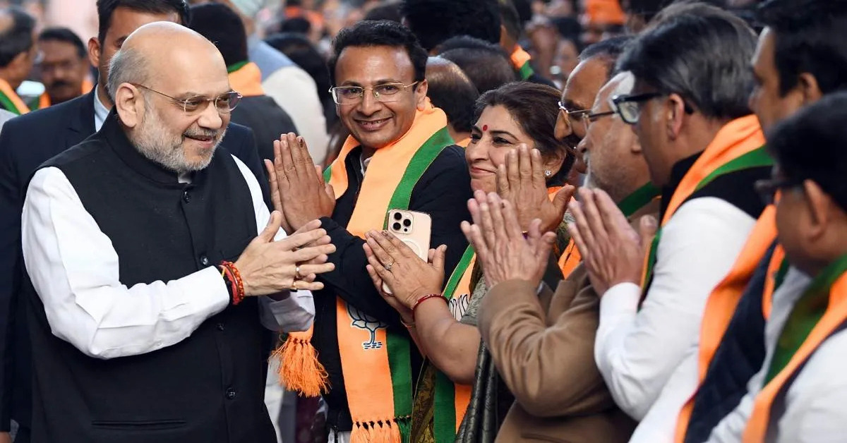 **Image SEO – Alt Text in English** **“Bihar politics update as BJP and NDA leaders meet ahead of Nitish Kumar’s oath ceremony at Gandhi Maidan in Patna.”**