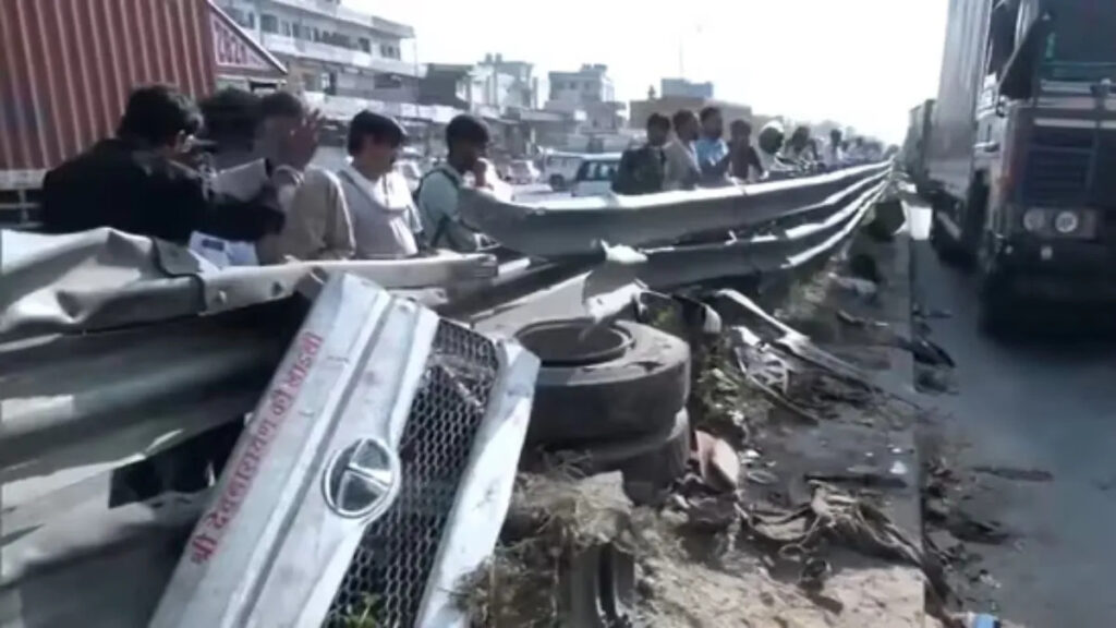 Jaipur dumper accident – 17 vehicles damaged, 12 dead and 18 injured, police and locals at rescue site.