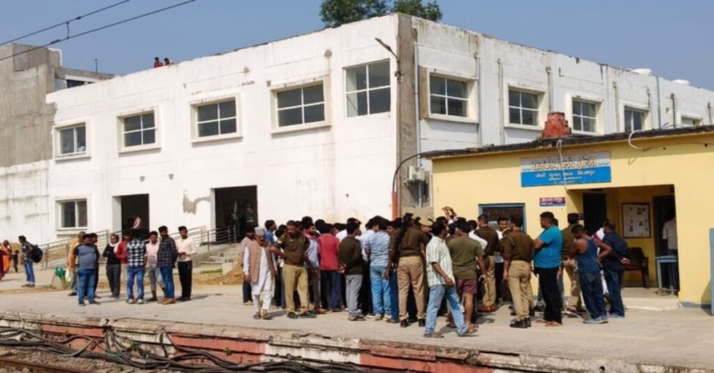 **Alt Text (in English):** Six passengers died after being hit by the Kalka Mail train at Chunar station in Mirzapur, Uttar Pradesh; chaos spread at the station after the tragic accident.
