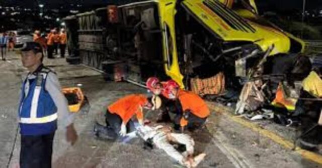 Bus accident in Indonesia after crashing into a concrete barrier
