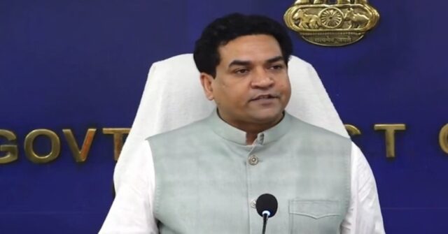 "Delhi government announces Rs 10000 compensation for workers amid severe air pollution GRAP 4"