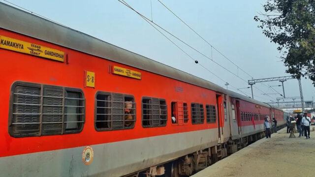 obbery incident in Kamakhya Express where miscreants looted passengers after chain pulling