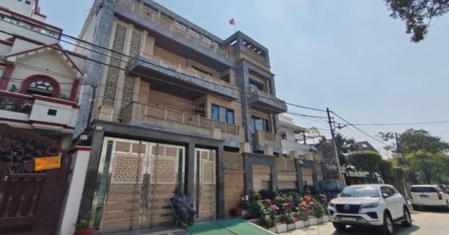 BSP MLA Umashankar Singh's house in Lucknow during Income Tax raid with cash seizure