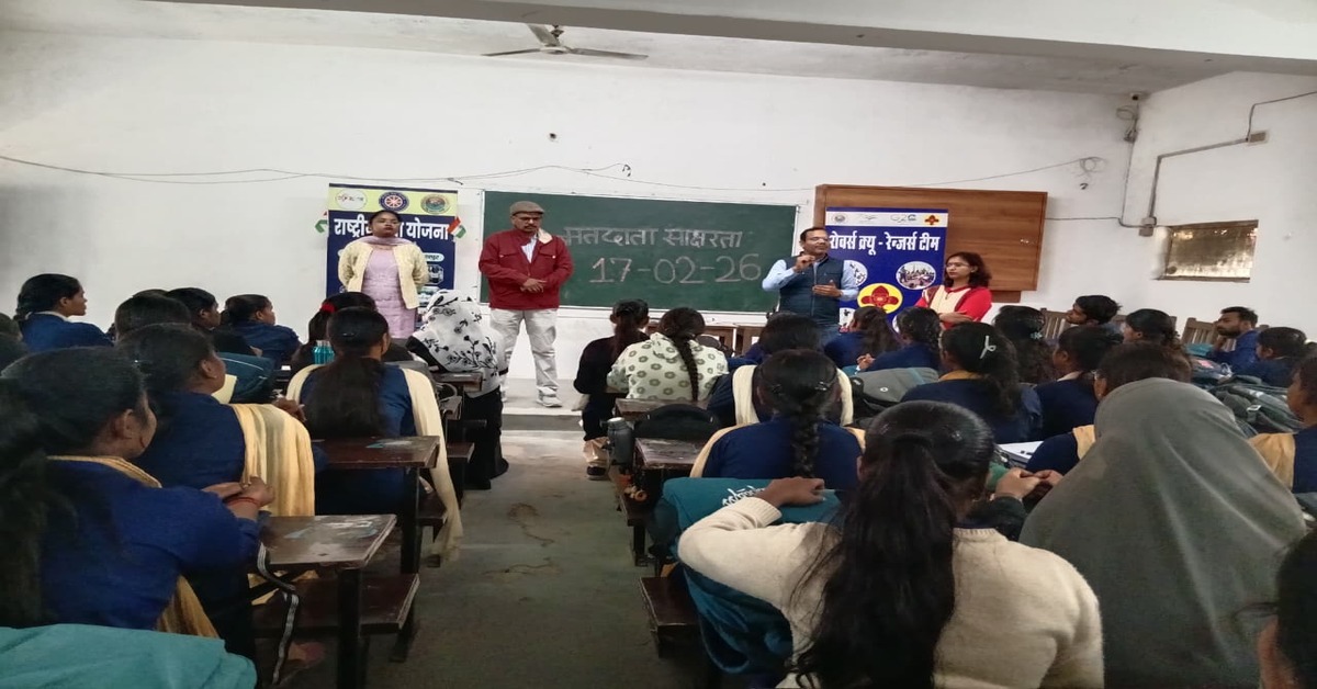 Voter awareness program organized at DAV PG College Gorakhpur to encourage students to apply for voter ID card