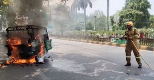 Gorakhpur CNG Auto Fire: Driver Saves Five Passengers After Vehicle Catches Fire